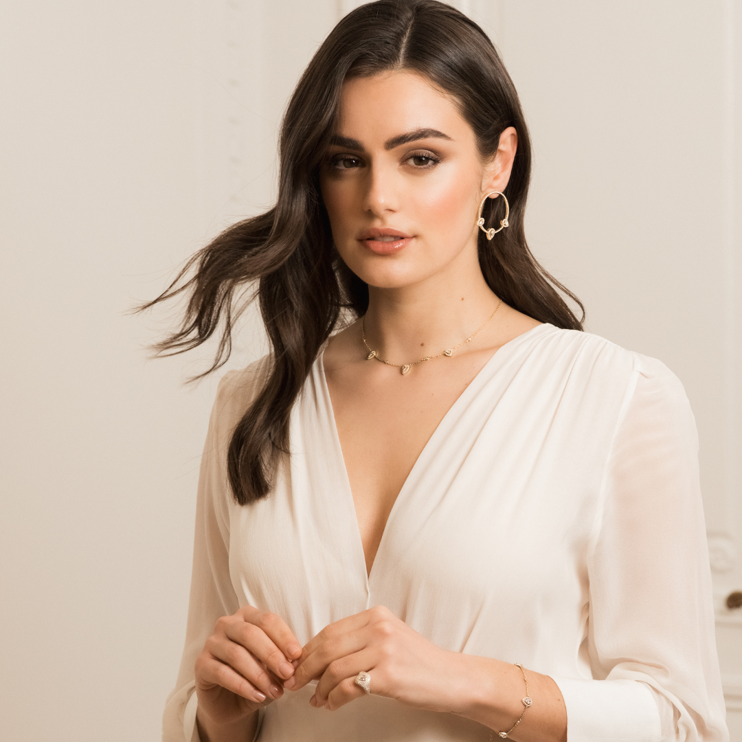 Chevalière pavée poire dorée en argent 925 rhodié à l’or fin 18 carats avec surface ornée de petits zirconiums et pierre centrale en forme de poire scintillante, bague élégante et raffinée