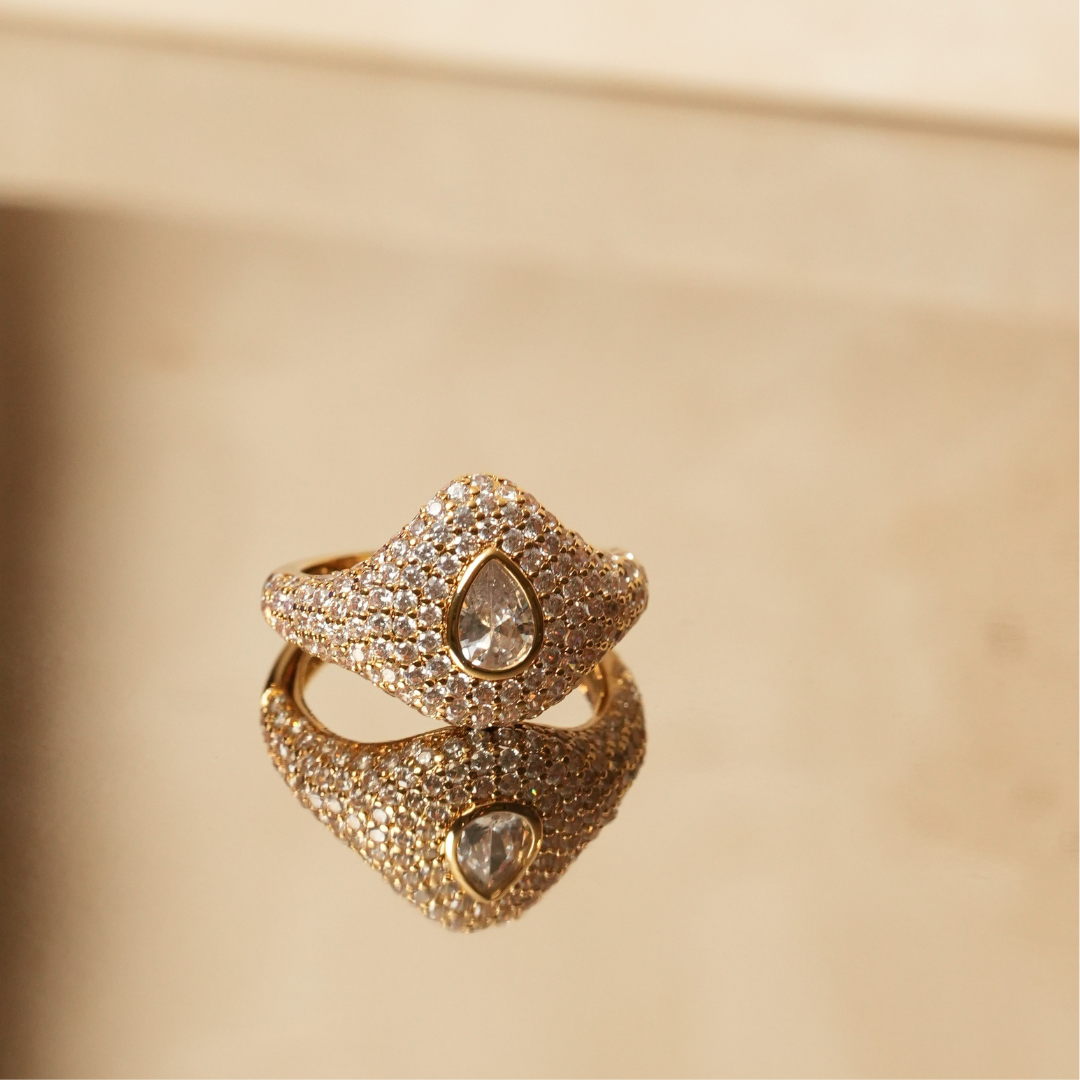 Chevalière pavée poire dorée en argent 925 rhodié à l’or fin 18 carats avec surface ornée de petits zirconiums et pierre centrale en forme de poire scintillante, bague élégante et raffinée