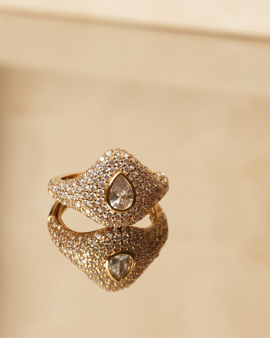 Chevalière pavée poire dorée en argent 925 rhodié à l’or fin 18 carats avec surface ornée de petits zirconiums et pierre centrale en forme de poire scintillante, bague élégante et raffinée