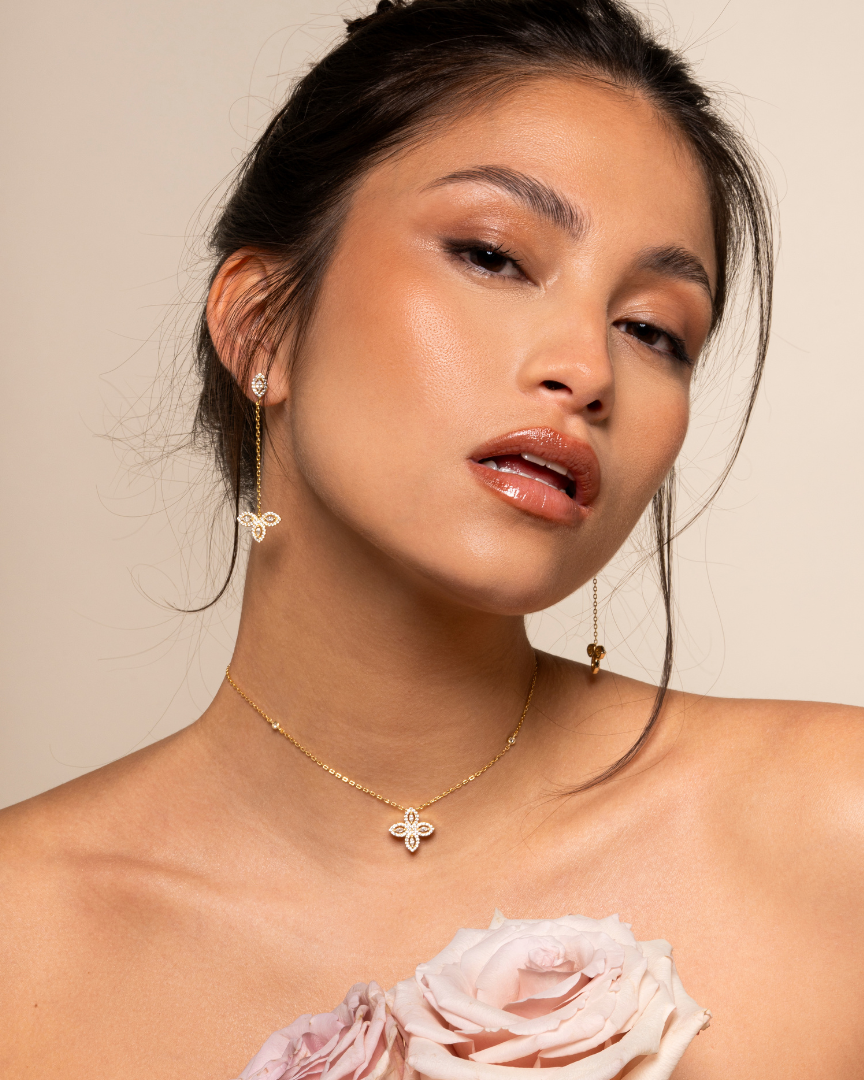 Choker « Dos Nu Fleur de Vie » en argent 925 rhodié, motif floral en zirconium taille marquise, chaîne choker 38 cm + chute dos 14 cm, finition polie brillante.