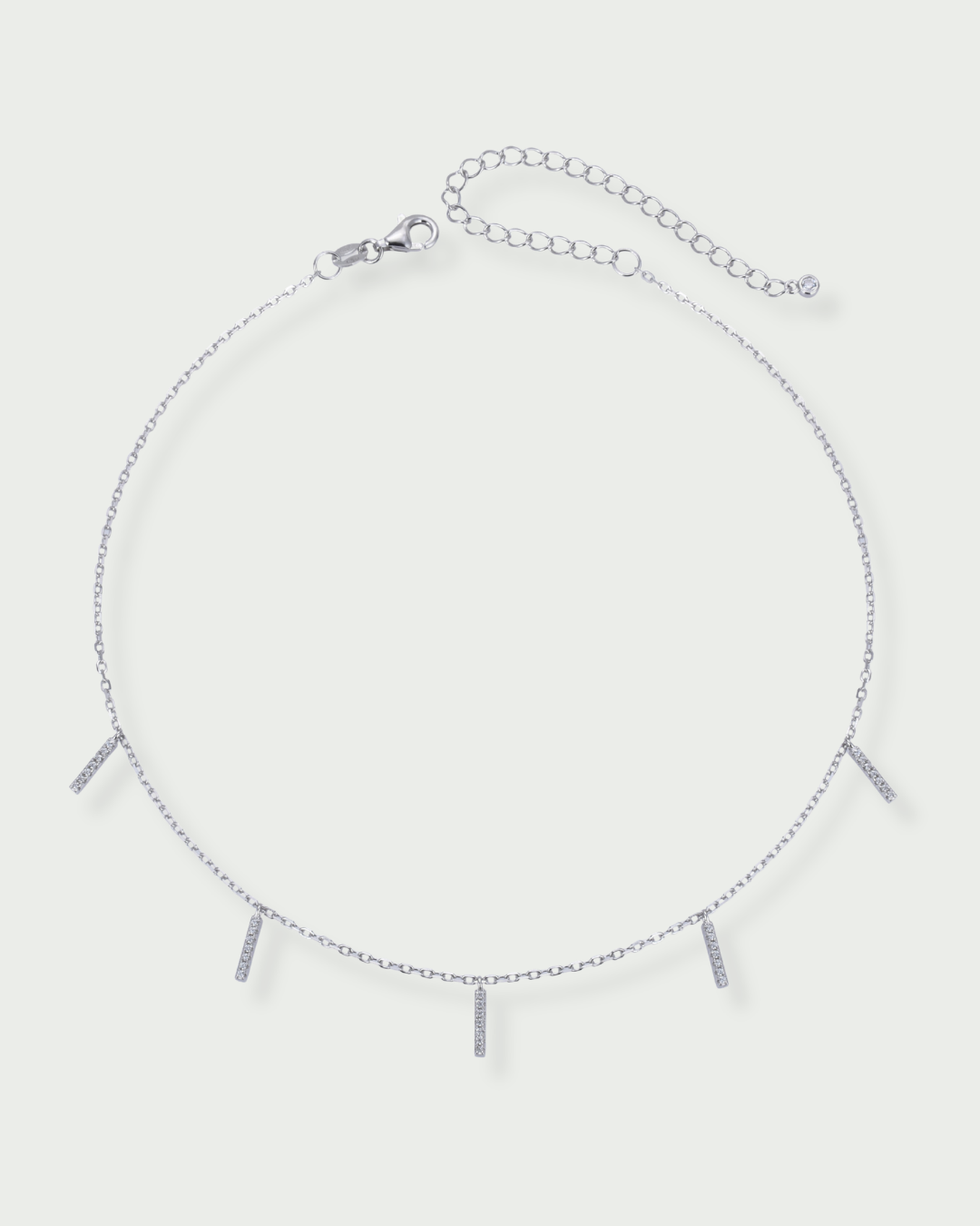 Choker doré en argent 925 rhodié, chaîne fine et barrette géométrique lisse, rendu moderne et lumineux.
