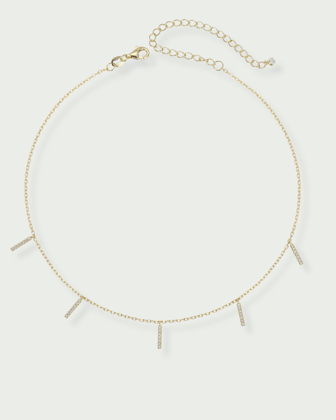 Choker doré en argent 925 doré à l'or 18 carats, chaîne fine et barrette géométrique lisse, rendu moderne et lumineux.
