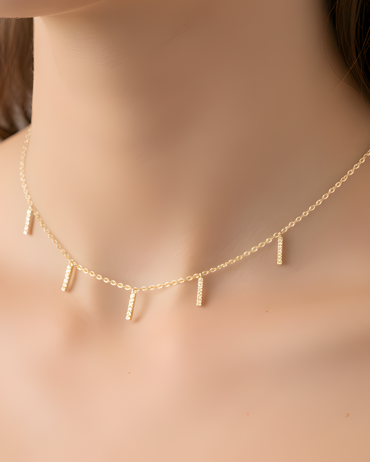 Choker doré en argent 925 doré à l'or 18 carats, chaîne fine et barrette géométrique lisse, rendu moderne et lumineux.