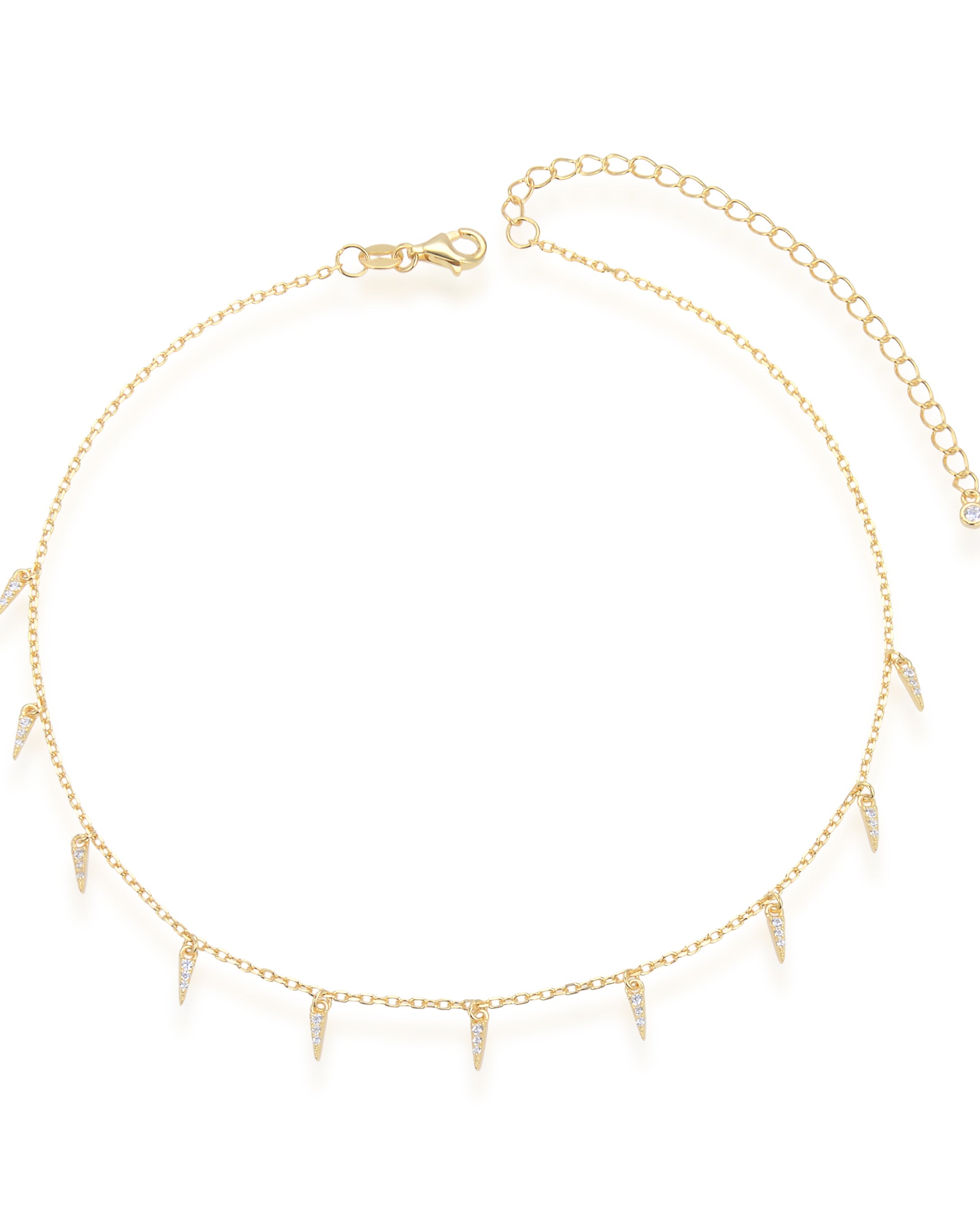 Choker doré en argent 925 doré à l'or 18 carats, chaîne fine et pampilles géométrique serties, rendu moderne et lumineux.