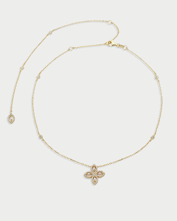 Choker « Dos Nu Fleur de Vie » en argent 925 doré à l’or fin 18 carats, orné d’une pierre centrale en zirconium et de quatre pierres taille marquise formant un motif floral, chaîne choker de 38 cm + chute dos de 14 cm, finition polie brillante.