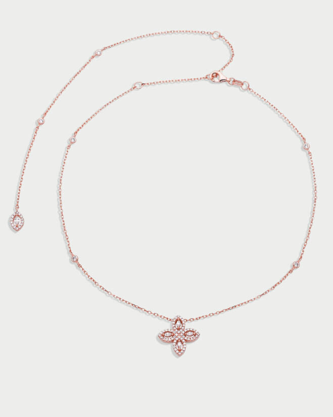 Choker « Dos Nu Fleur de Vie » en argent 925 doré à l’or rose 18 carats, orné d’une pierre centrale en zirconium et de quatre pierres taille marquise formant un motif floral, chaîne choker 38 cm + chute dos 14 cm, finition polie brillante.