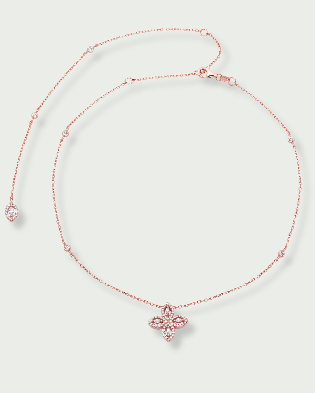 Collier choker dos nu Fleur de Vie en argent 925 doré à l’or 18 carats rose avec pendentif pavé de zirconium blanc et chaîne tombante dans le dos, bijou raffiné pour robe dos nu.