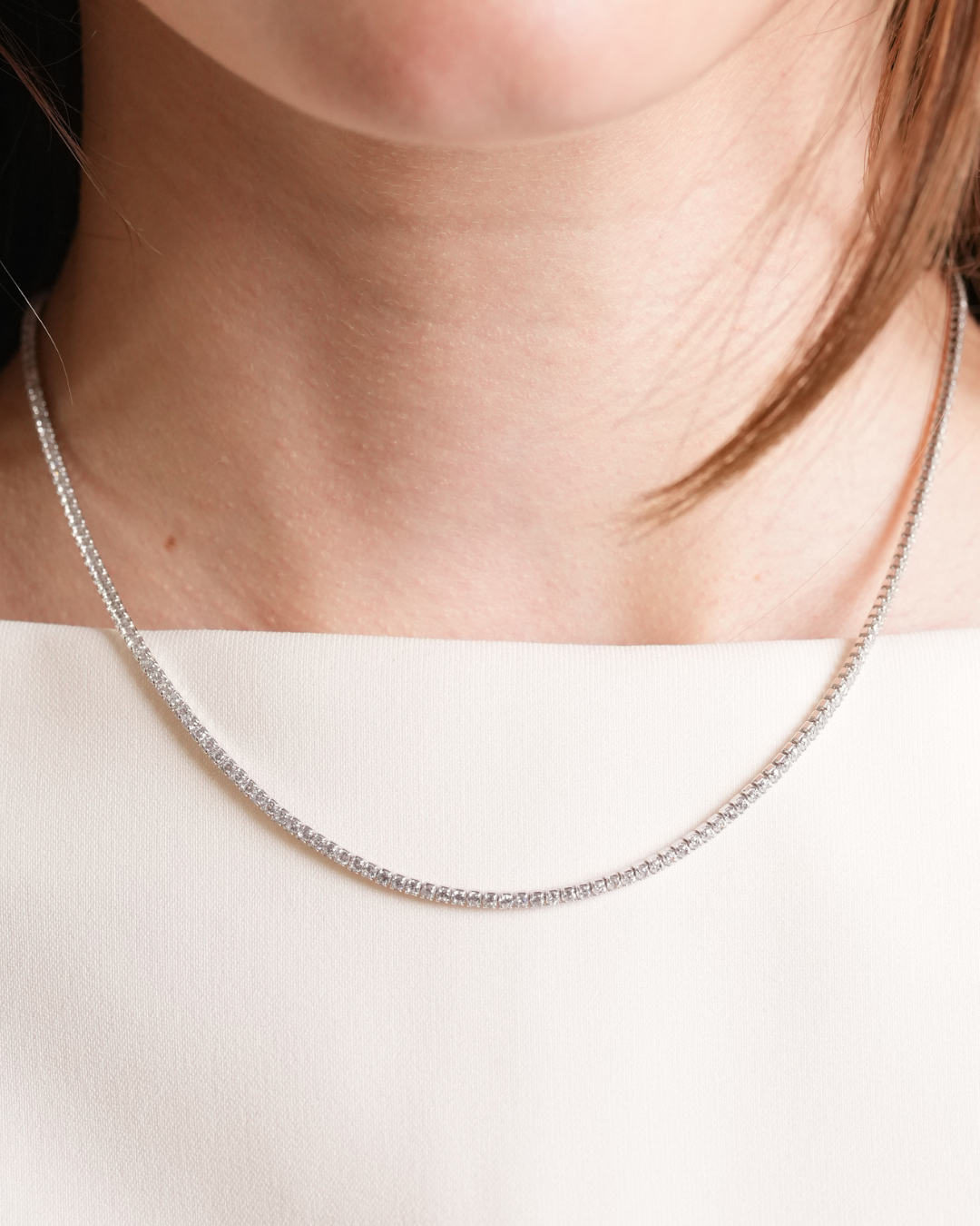 Choker Tennis Intemporel – Blanc en argent 925 rhodié, ligne de pierres finement serties au ras du cou, finition polie brillante résistante à l’oxydation, fermoir sécurisé, éclat pur et sophistiqué.