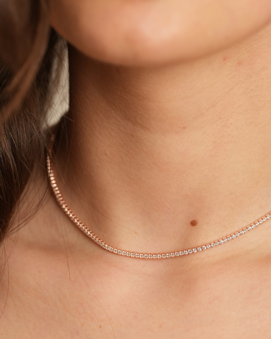 Choker Tennis Intemporel rose en argent 925 doré à l’or 18 carats, collier ras‑du‑cou délicat avec zirconiums scintillants, design minimaliste et lumineux pour sublimer le cou avec élégance.