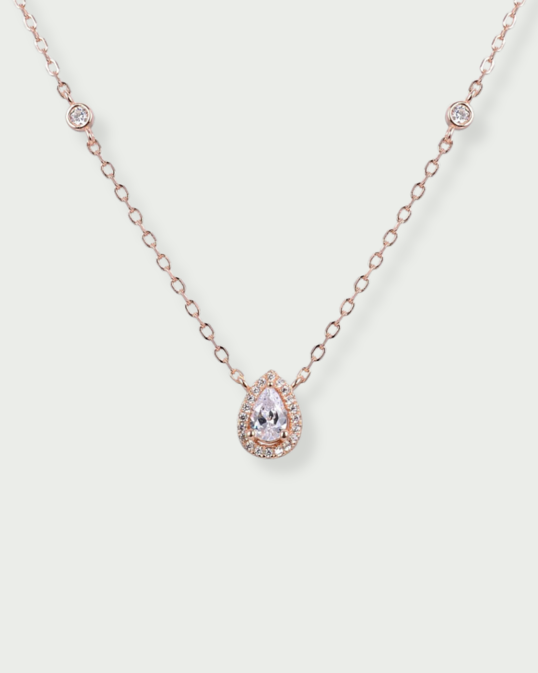 Collier Infini Poire rose GENA Jewelry en argent 925 doré à l’or rose, orné d’un zircon taille poire entouré d’un pavage lumineux.