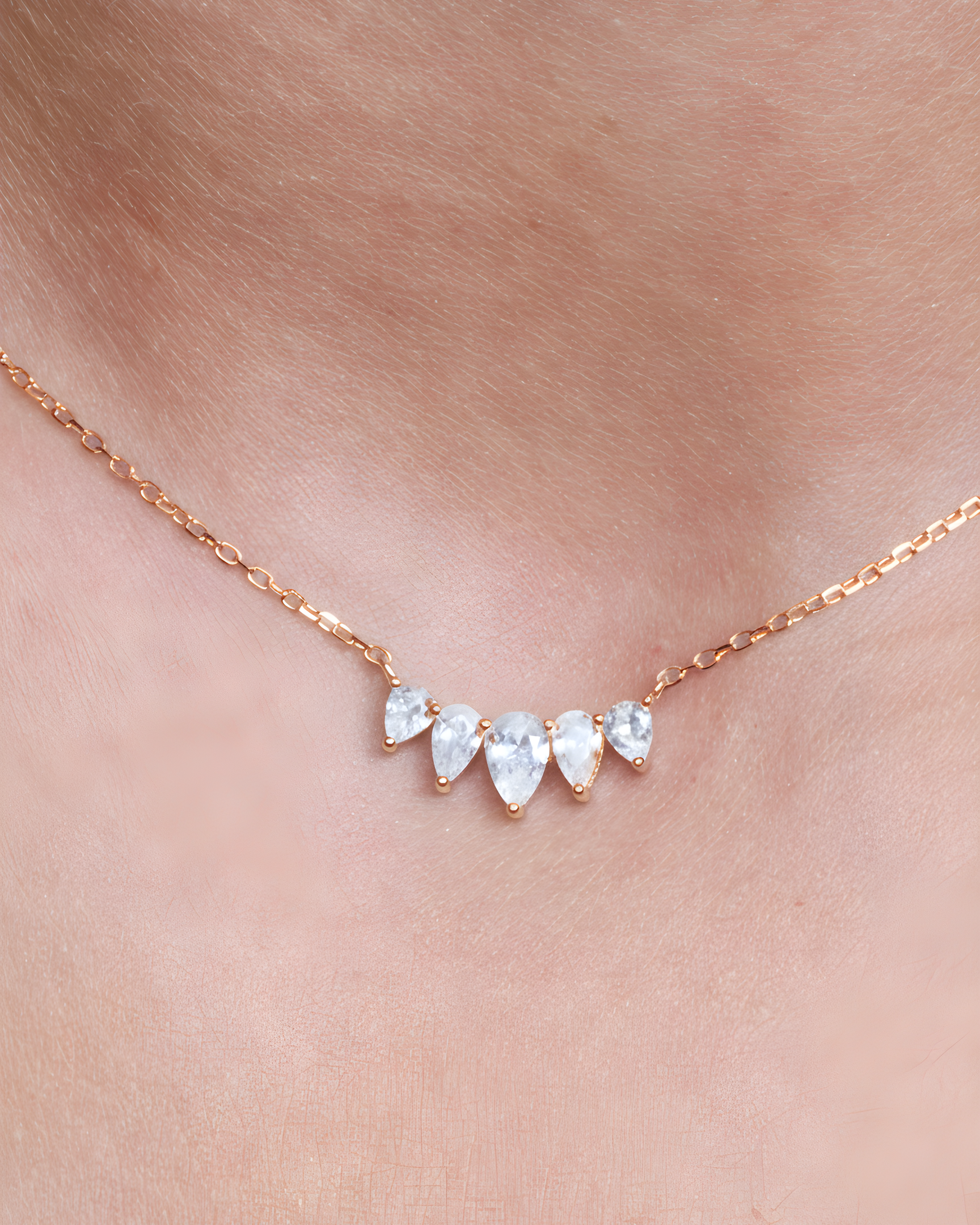 Collier Pear Glow doré en argent 925 plaqué or 18 carats avec pendentif multi-poires en zirconium taille poire alignées sur une chaîne fine, design lumineux et délicat qui sublime le décolleté.