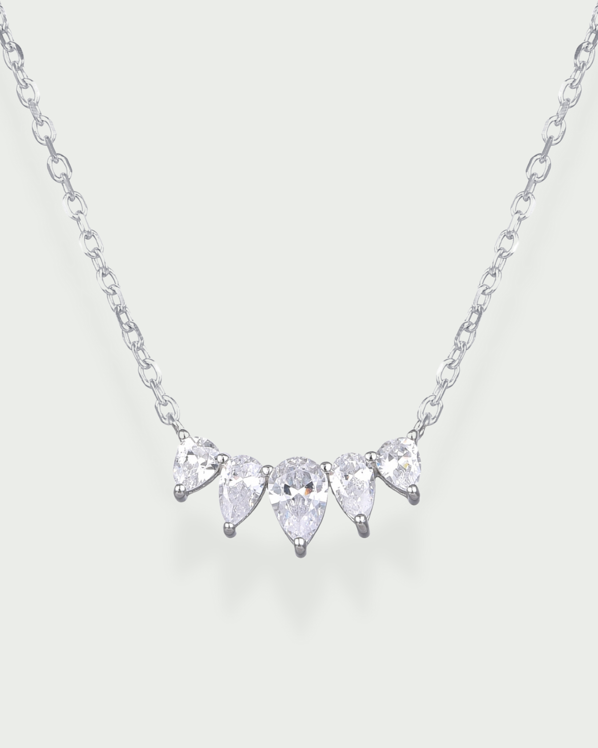 Collier Pear Glow blanc en argent 925 rhodié, chaîne fine avec pendentif composé de cinq zirconiums taille poire délicatement alignés, design lumineux et raffiné qui sublime le décolleté.