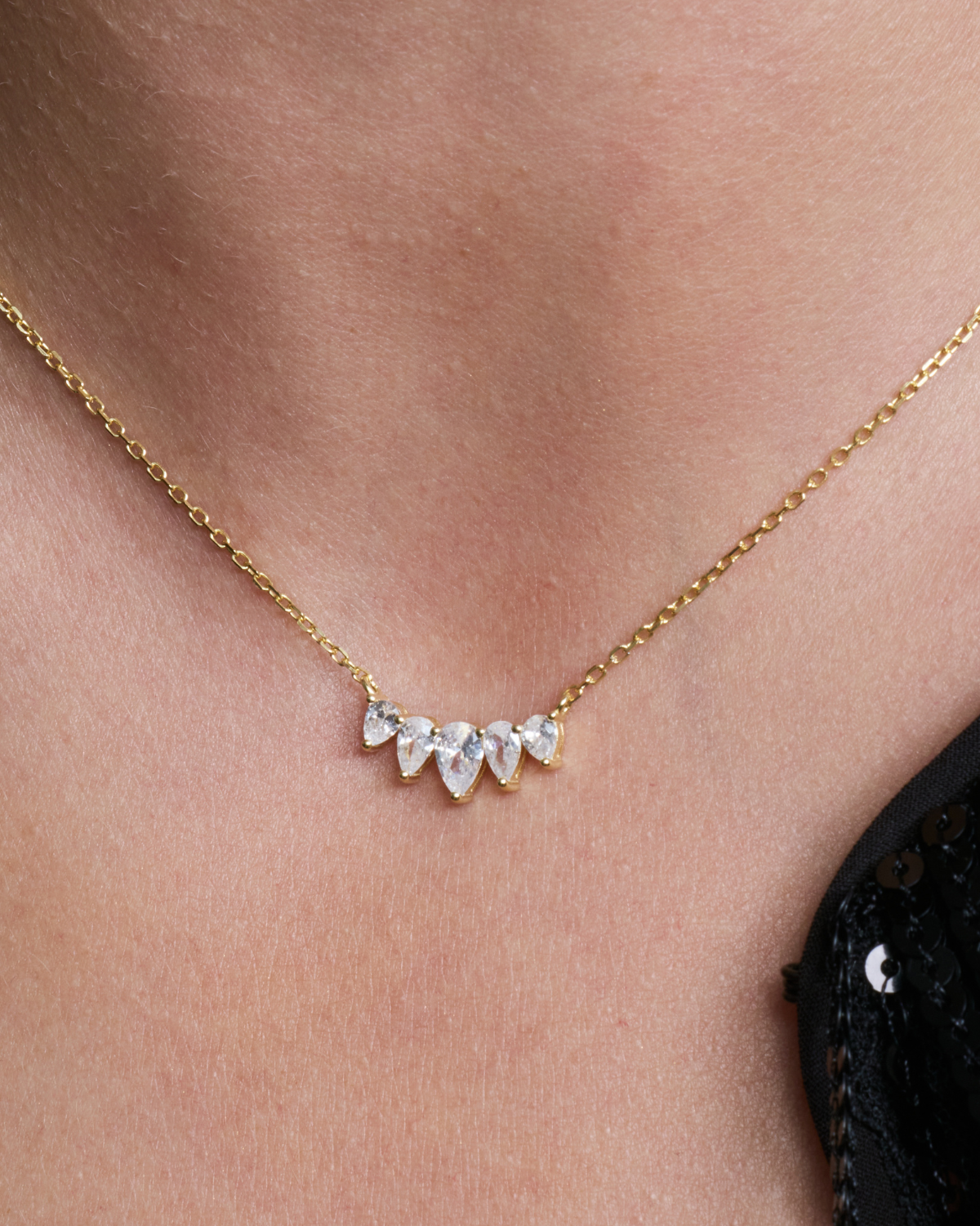 Collier Pear Glow doré en argent 925 plaqué or 18 carats, chaîne fine avec pendentif composé de cinq zirconiums taille poire délicatement alignés, design lumineux et raffiné qui sublime le décolleté.