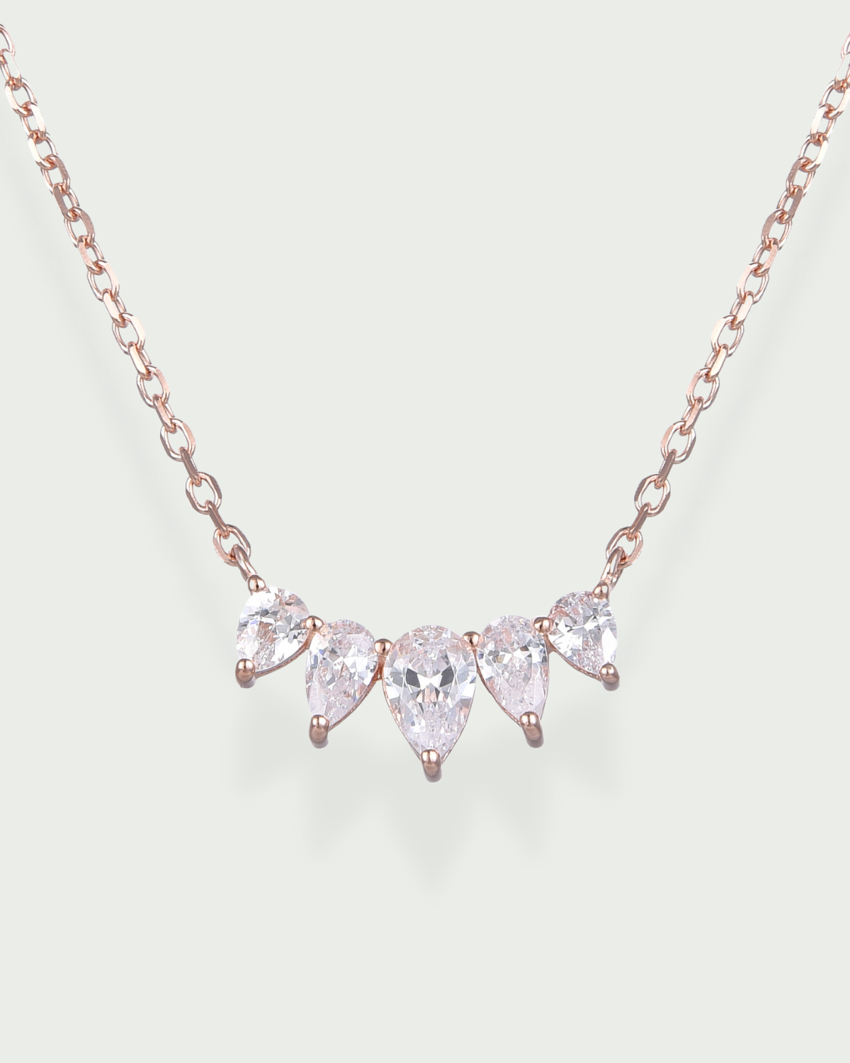 Collier Pear Glow doré en argent 925 plaqué or 18 carats avec pendentif multi-poires en zirconium taille poire alignées sur une chaîne fine, design lumineux et délicat qui sublime le décolleté.