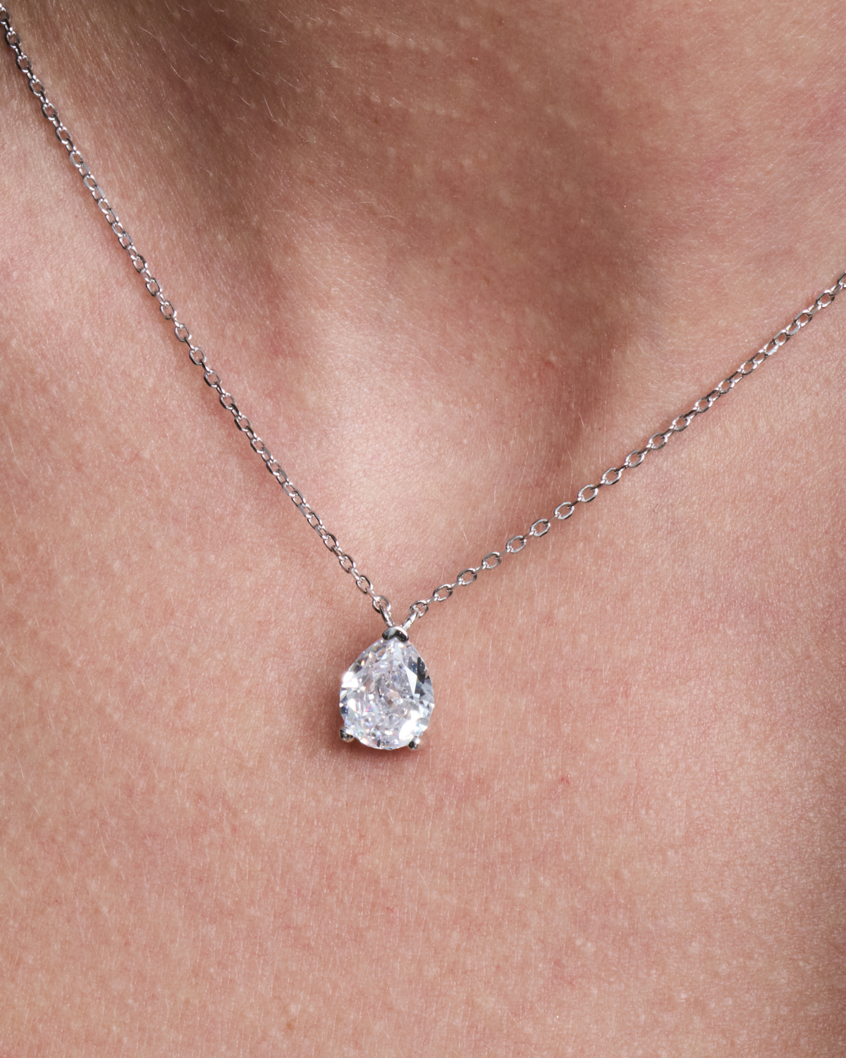 Collier Signature blanc en argent 925 rhodié avec pendentif en zirconium taillé en goutte sur une chaîne fine, design élégant et discret qui illumine le décolleté