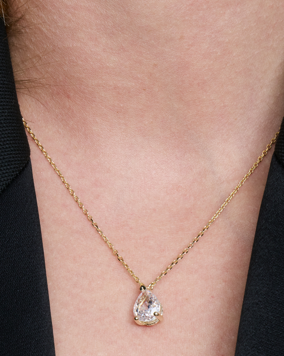 Collier Signature blanc en argent 925 rhodié plaqué or blanc 18 carats avec pendentif zirconium taille goutte multifacettes sur une chaîne fine, design élégant et lumineux qui sublime le décolleté.