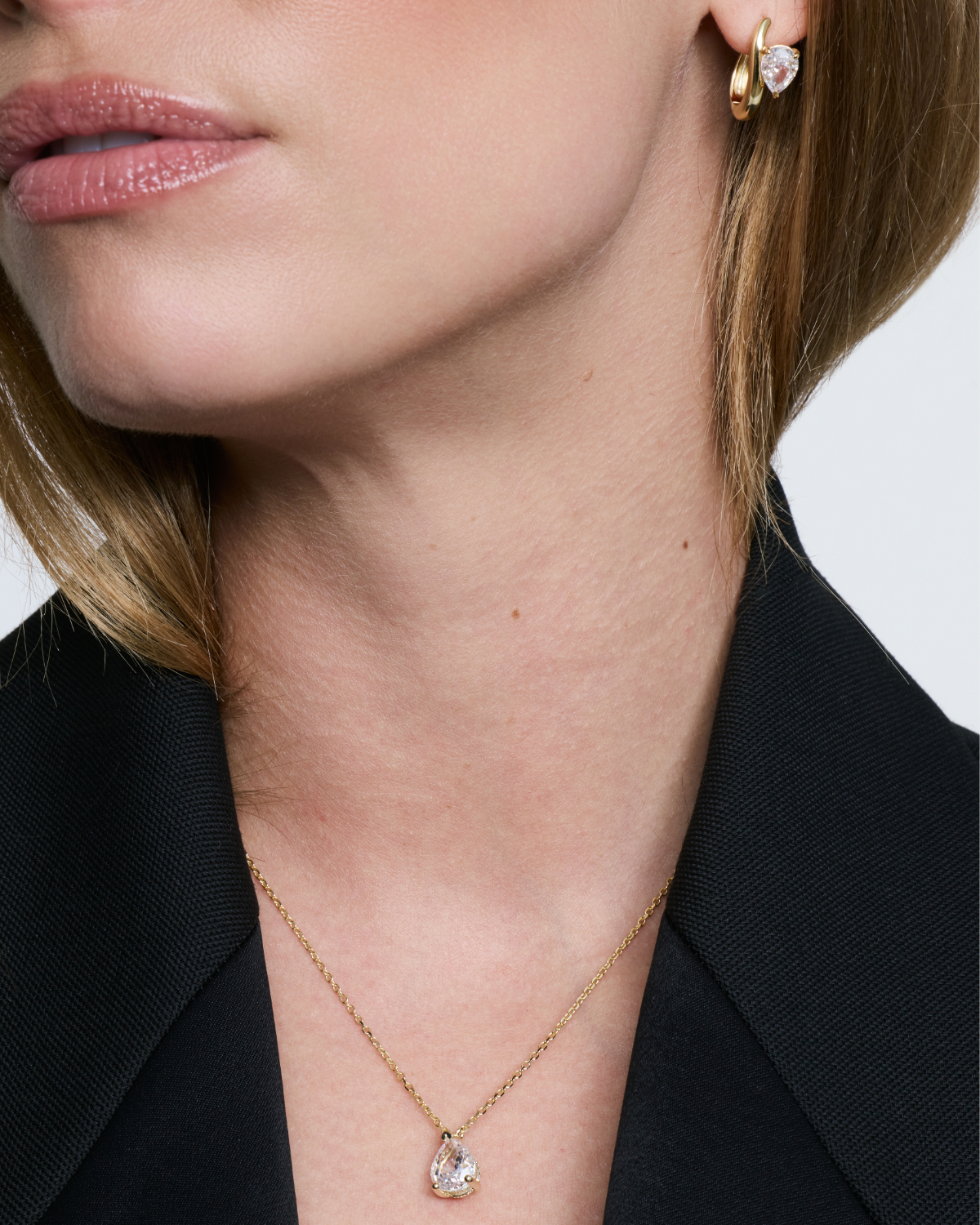 Collier Signature blanc en argent 925 rhodié plaqué or blanc 18 carats avec pendentif zirconium taille goutte multifacettes sur une chaîne fine, design élégant et lumineux qui sublime le décolleté.