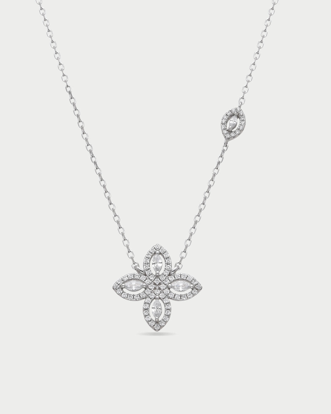 Collier « Fleur de Vie » en argent 925 rhodié, motif floral orné d’un zirconium central et de quatre pierres taille marquise, chaîne réglable 38 + 8 cm, finition polie brillante.