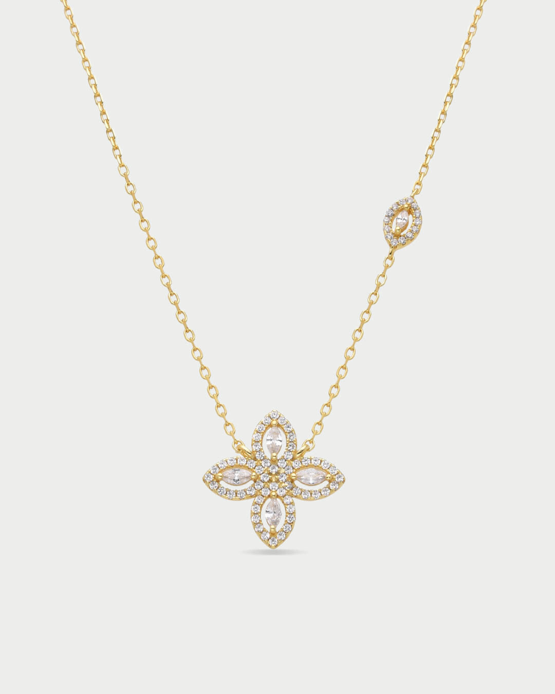 Collier « Collier Fleur de Vie ‑ Doré » en argent 925 doré à l’or fin 18 carats, orné d’une pierre centrale en zirconium et de quatre pierres taille marquise formant une fleur, chaîne longueur 38 cm (+8 cm réglable), finition polie brillante.