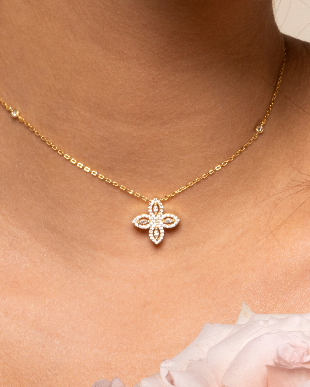 Choker « Dos Nu Fleur de Vie » en argent 925 doré à l’or fin 18 carats, orné d’une pierre centrale en zirconium et de quatre pierres taille marquise formant un motif floral, chaîne choker de 38 cm + chute dos de 14 cm, finition polie brillante.