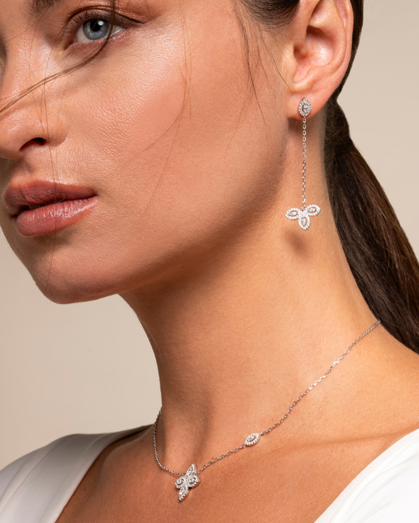 Collier « Collier Fleur de Vie ‑ Rose » en argent 925 doré à l’or rose 18 carats, motif floral central orné d’une pierre centrale en zirconium et de quatre pierres taille marquise formant une fleur, chaîne réglable 38 cm (+8 cm), finition polie brillante.