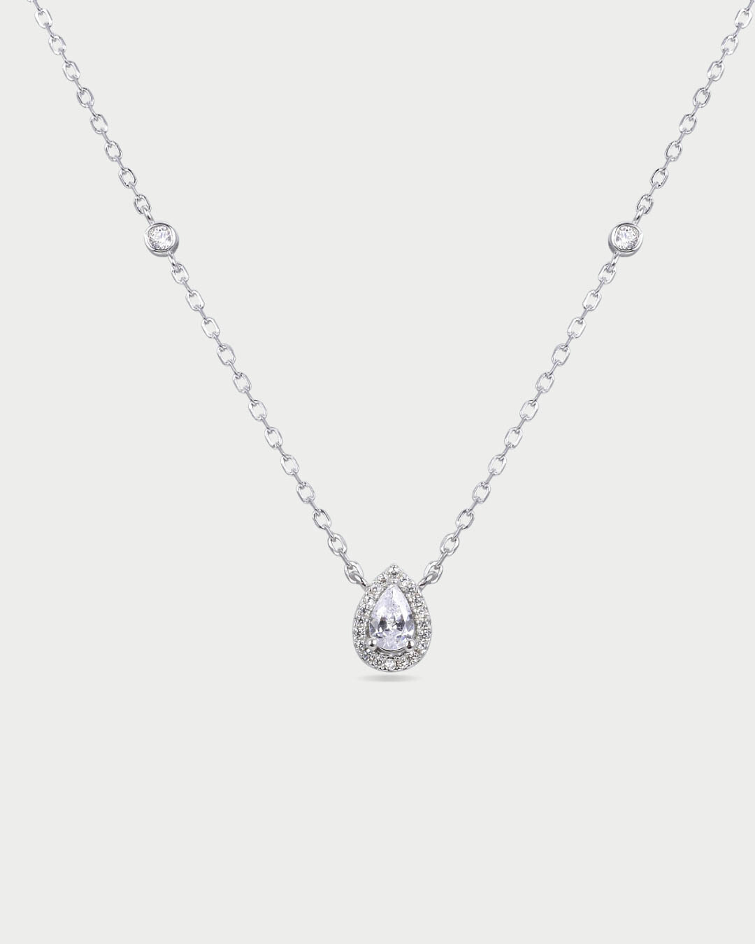 Collier Infini Poire en argent 925 rhodié avec pendentif en forme de symbole infini orné d’un zirconium blanc taille poire, chaîne fine ajustable, bijou élégant et lumineux.