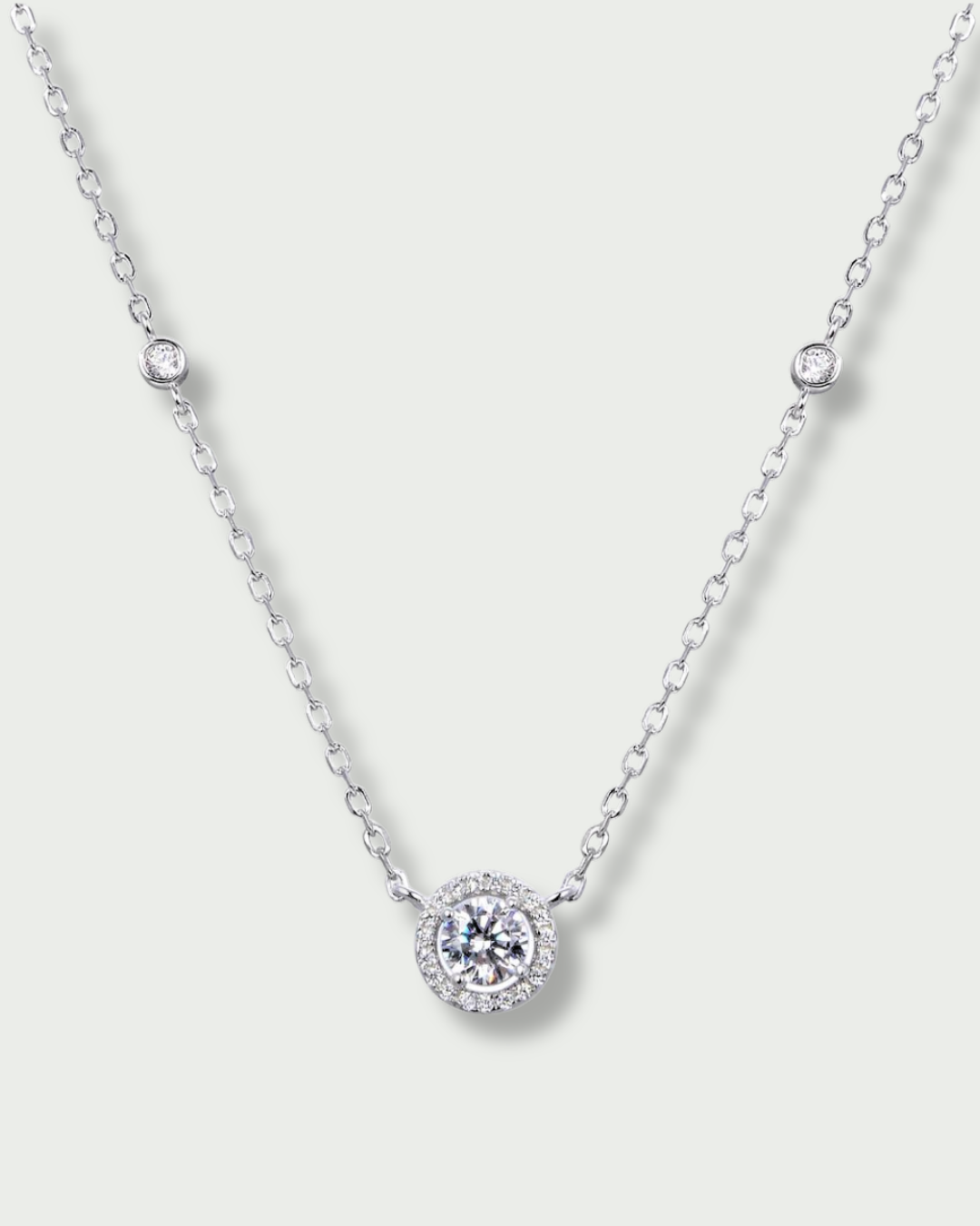Collier « Collier Infini Rond ‑ Blanc » en argent 925 rhodié, pendentif rond orné d’une pierre zirconium centrale taille brillant, chaîne 40 cm (+6 cm réglable), finition polie brillante.