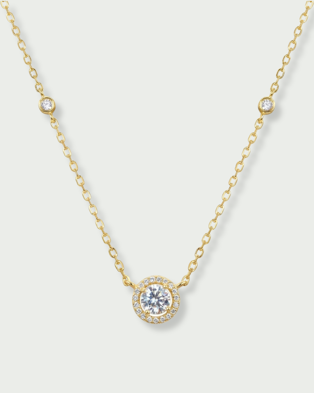 Collier Infini Rond – Doré en argent 925 doré à l’or 18 carats, pendentif rond délicatement serti sur chaîne fine, finition lumineuse résistante à l’oxydation, éclat solaire et élégant.