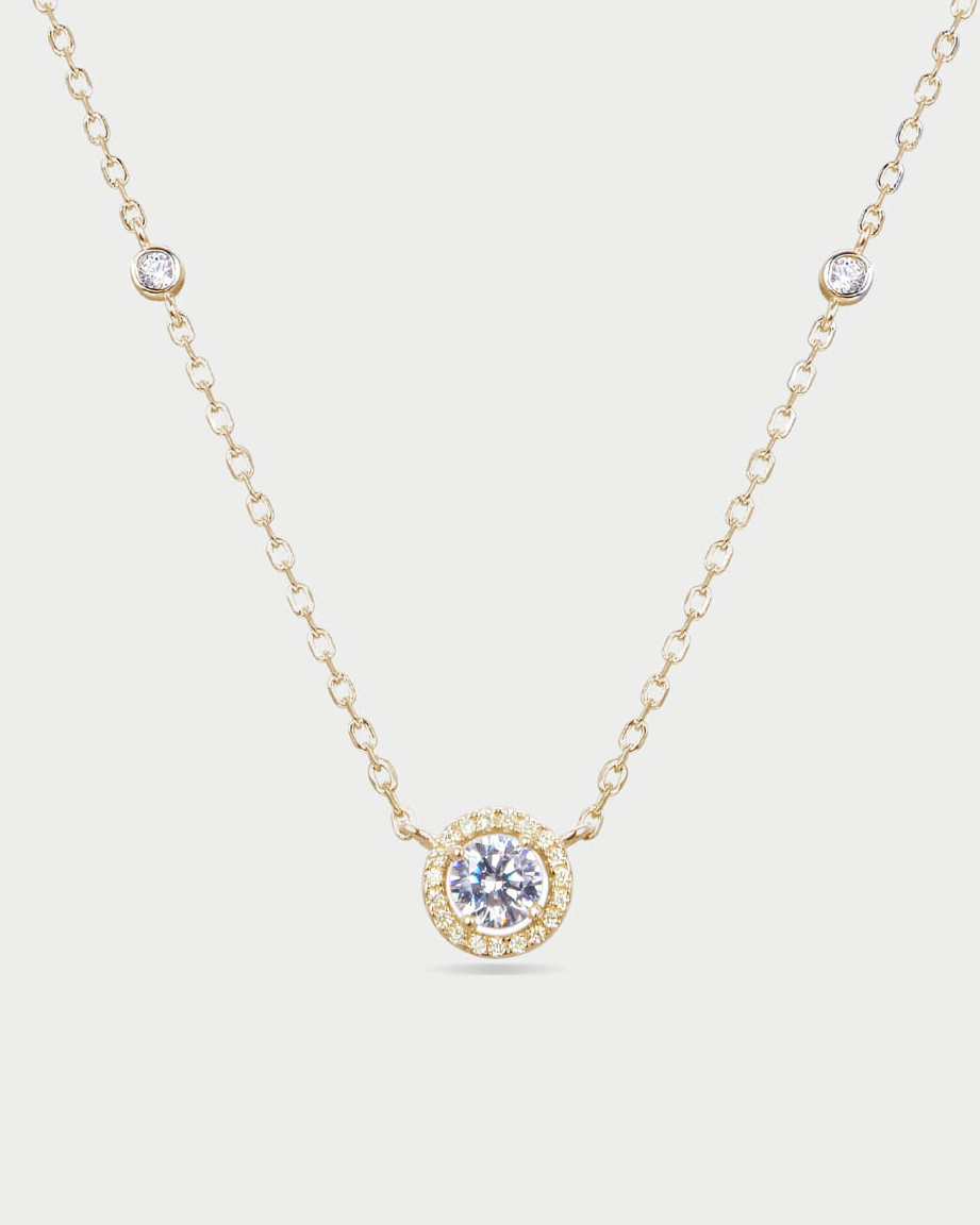 Collier « Infini Rond » en argent 925 doré à l’or jaune 18 carats, orné d’une pierre centrale en zirconium taille brillant montée sur griffe, chaîne longueur 40 cm (+ 6 cm réglable), finition polie brillante.