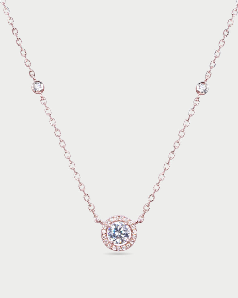 Collier « Collier Infini Rond – ROSE » en argent 925 doré à l’or rose 18 carats, pendentif rond orné d’une pierre centrale en zirconium taille brillant montée sur griffe, chaîne 40 cm (+6 cm réglable).