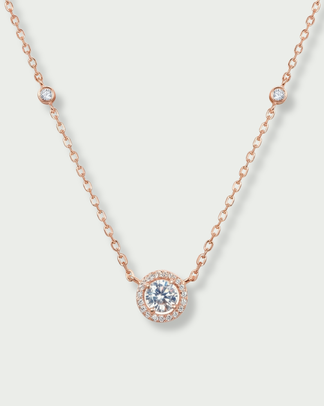 Collier « Collier Infini Rond – ROSE » en argent 925 doré à l’or rose 18 carats, pendentif rond orné d’une pierre centrale en zirconium taille brillant montée sur griffe, chaîne 40 cm (+6 cm réglable).