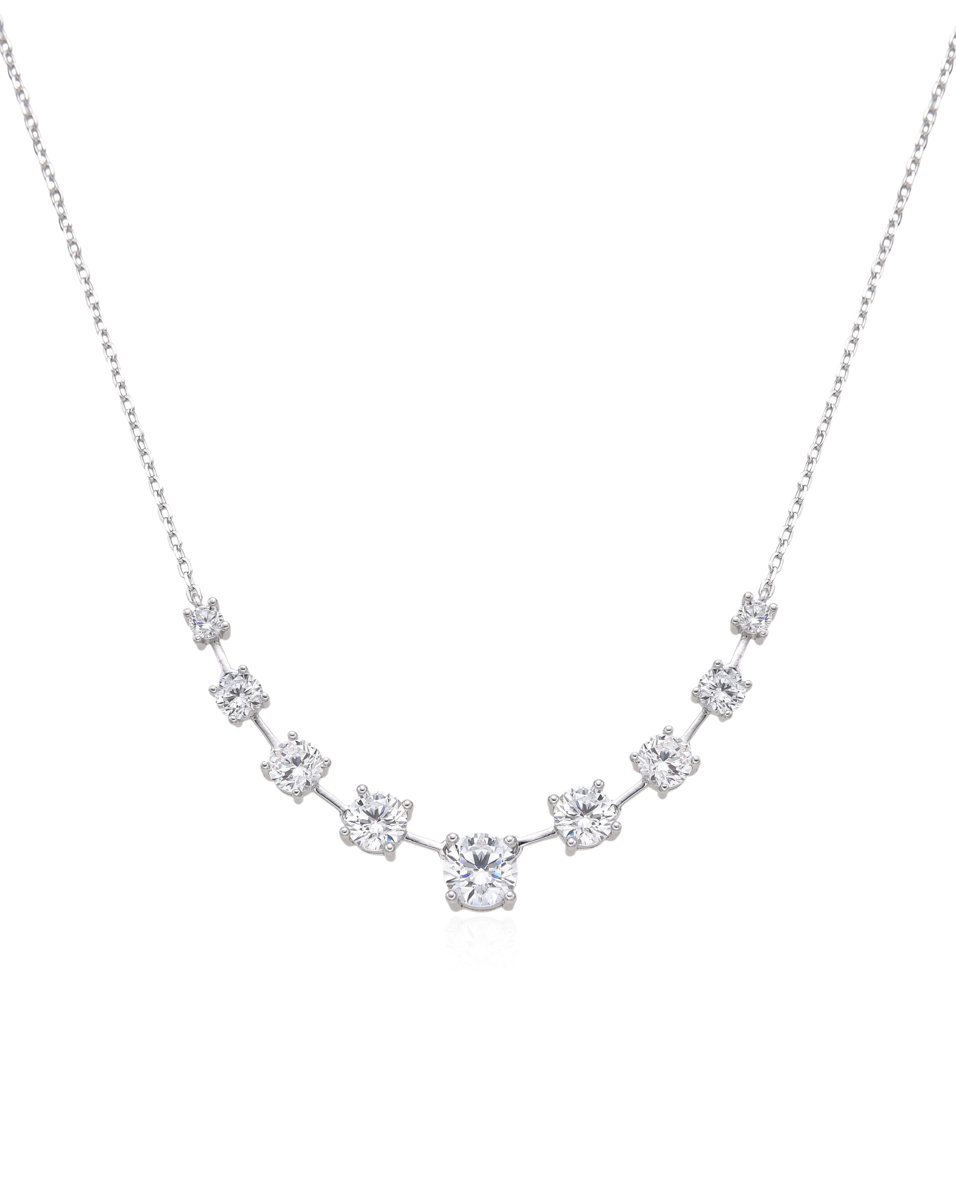 Collier « My Glow » en argent 925 rhodié, orné de plusieurs pierres blanches facettées de différentes tailles, montées sur une chaîne fine, finition polie brillante.