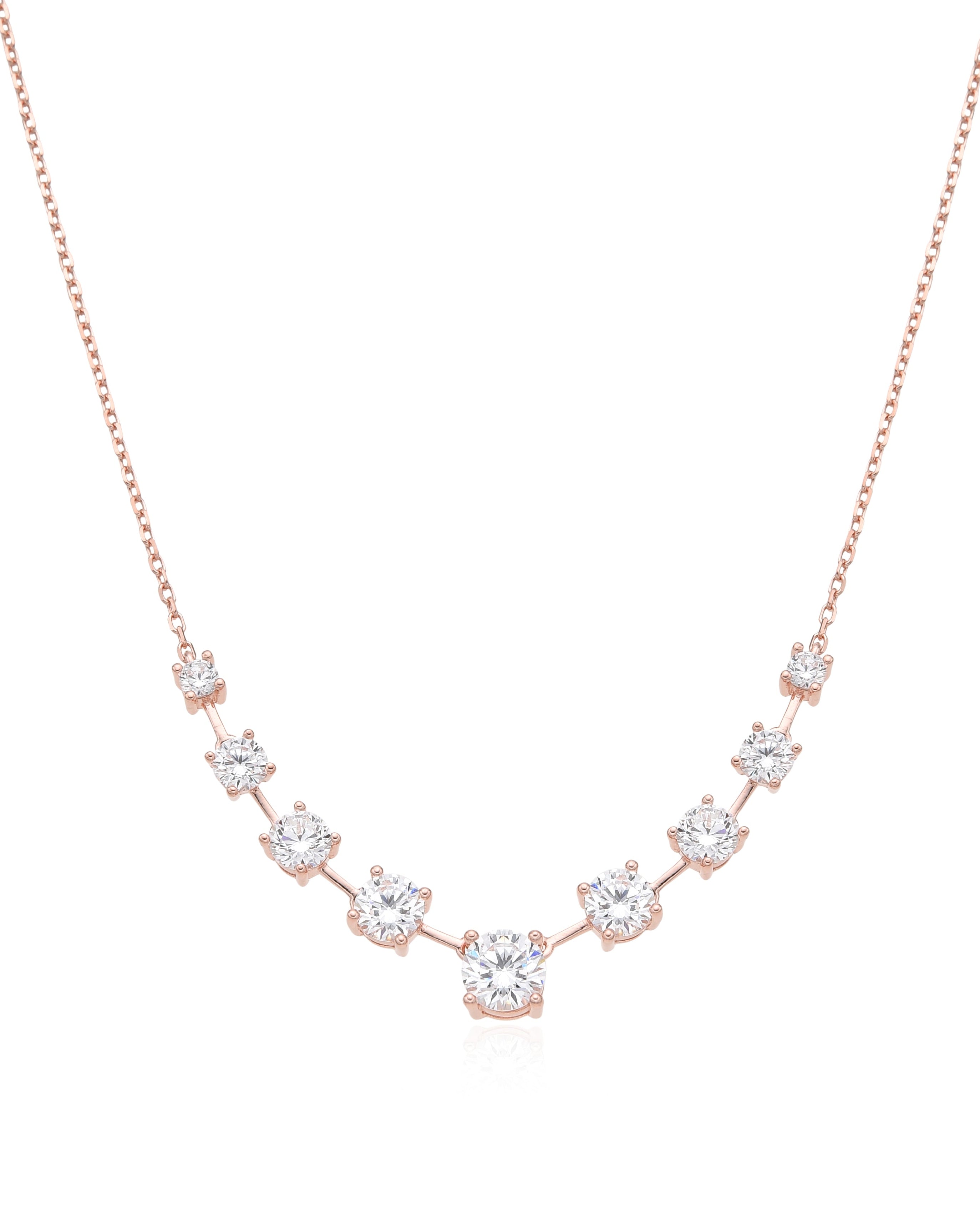 Collier « My Glow » en argent 925 doré à l'or rose 18 carats, orné de plusieurs pierres blanches facettées de différentes tailles, montées sur une chaîne fine, finition polie brillante.
