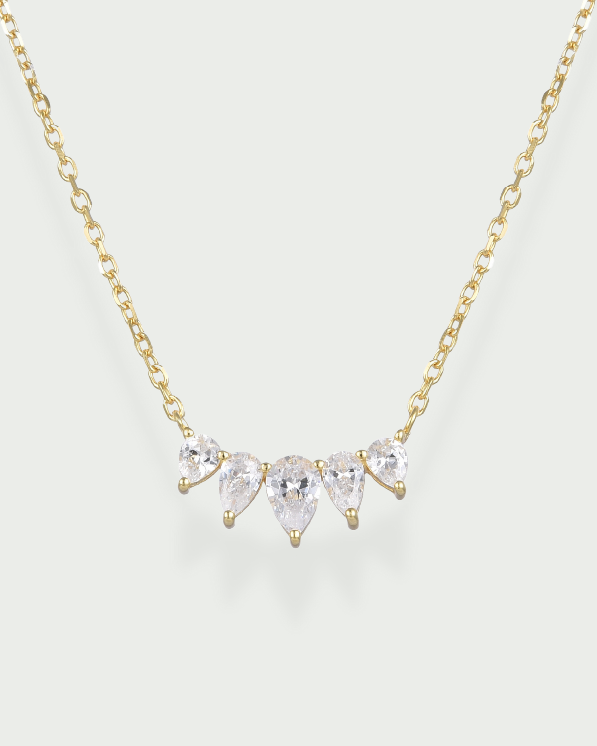 Collier Pear Glow doré en argent 925 plaqué or 18 carats, chaîne fine avec pendentif composé de cinq zirconiums taille poire délicatement alignés, design lumineux et raffiné qui sublime le décolleté.