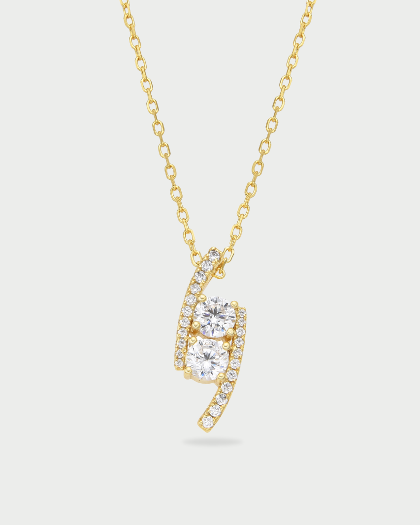 Collier « Sharp » en argent 925 doré à l’or jaune 18 carats, pendentif aux formes géométriques élégantes rehaussé d’un pavage de zirconiums taille ronde, finition polie brillante.