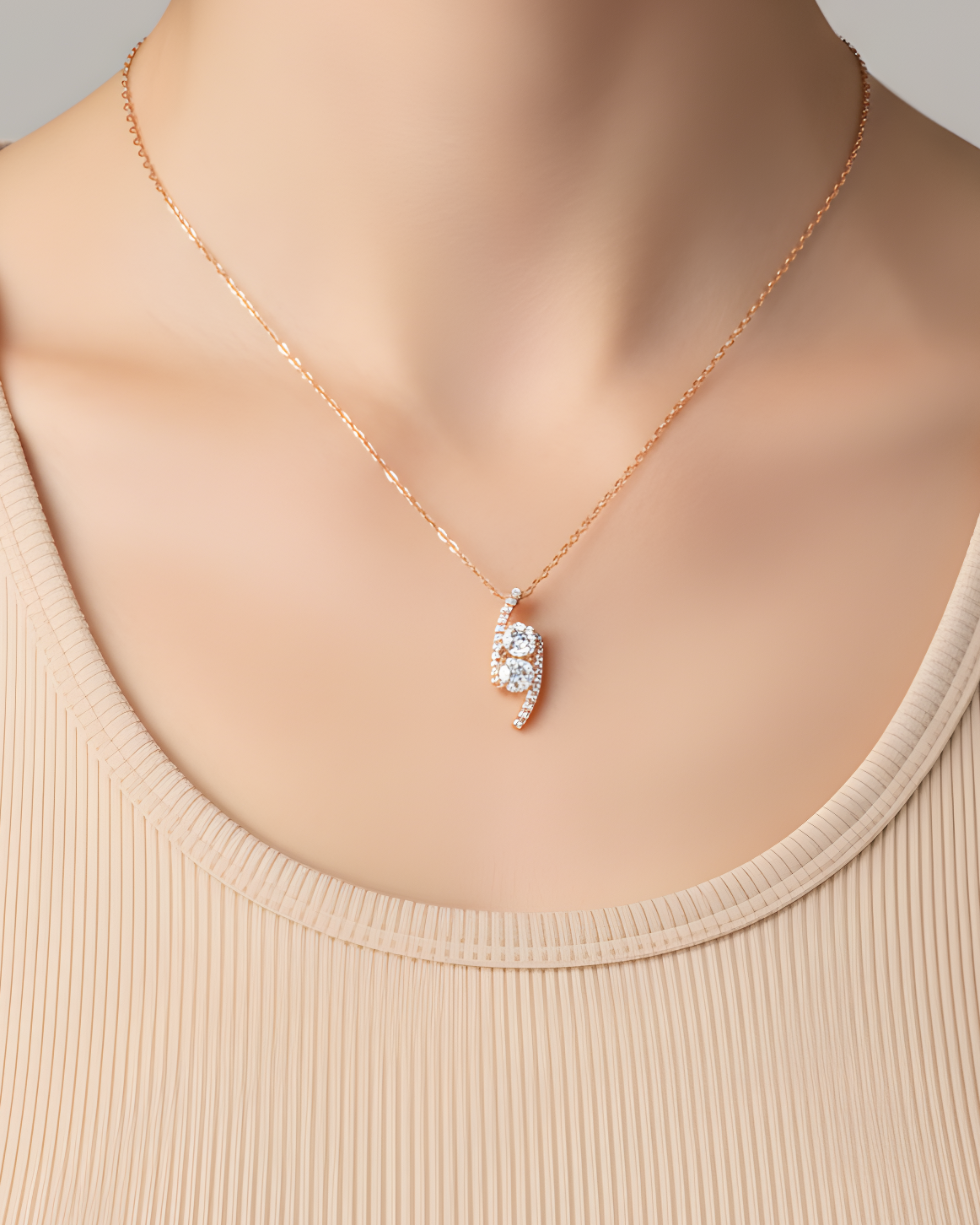 Collier « Sharp » en argent 925 doré à l’or rose 18 carats, pendentif aux formes géométriques élégantes rehaussé d’un pavage de zirconiums taille ronde, finition polie brillante.