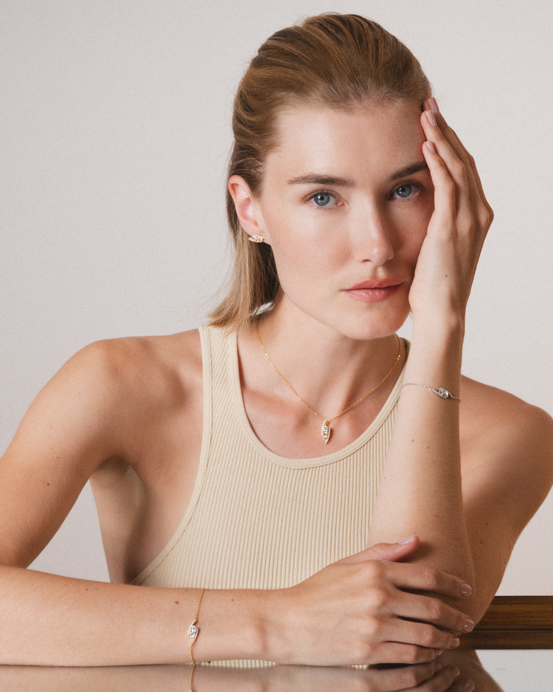 Collier « Sharp » en argent 925 rhodié, pendentif aux formes géométriques élégantes rehaussé d’un pavage de zirconiums taille ronde, finition polie brillante.