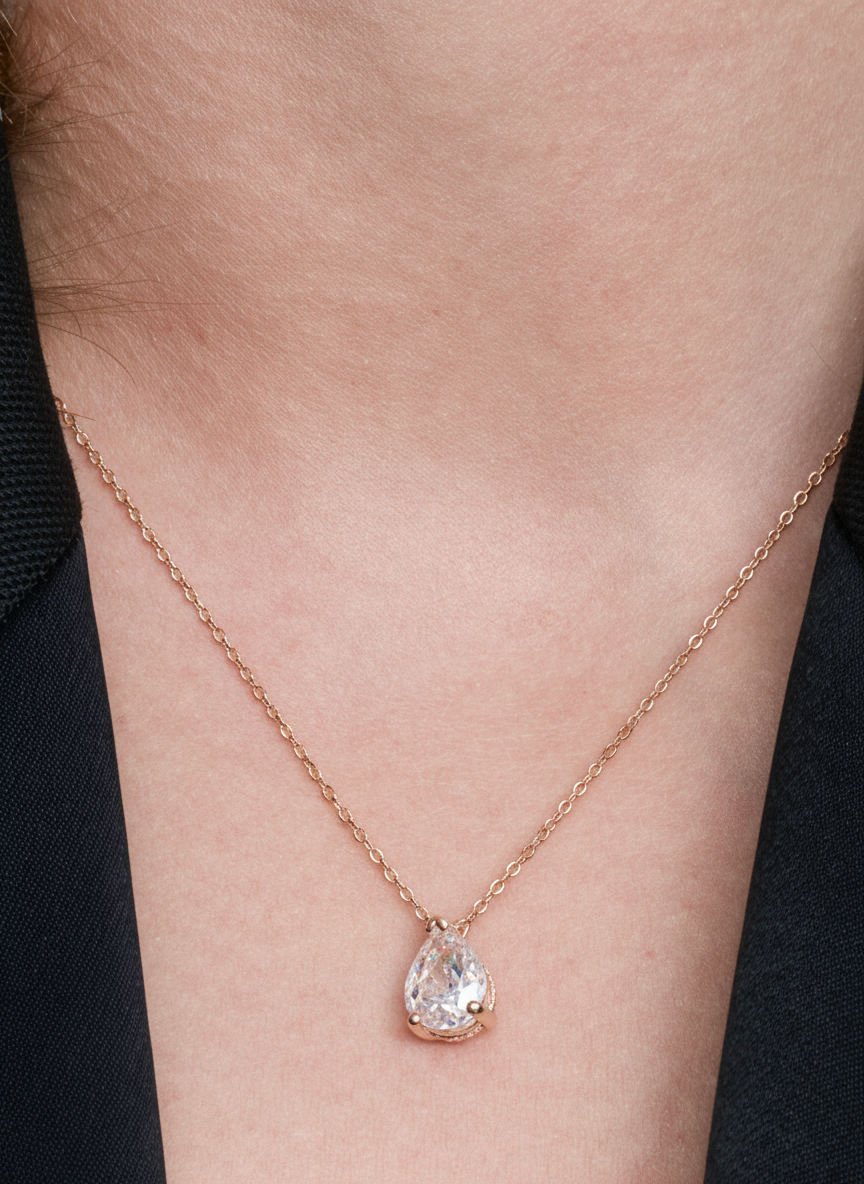 Collier Signature rose en argent 925 plaqué or 18 carats, avec pendentif délicat orné d’un zirconium taille poire accroché à une chaîne fine, design élégant et lumineux qui sublime le décolleté.