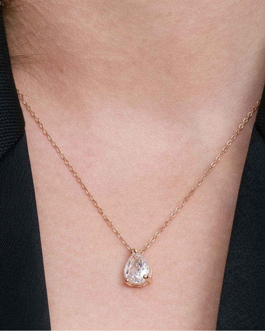 Collier Signature rose en argent 925 plaqué or 18 carats, avec pendentif délicat orné d’un zirconium taille poire accroché à une chaîne fine, design élégant et lumineux qui sublime le décolleté.