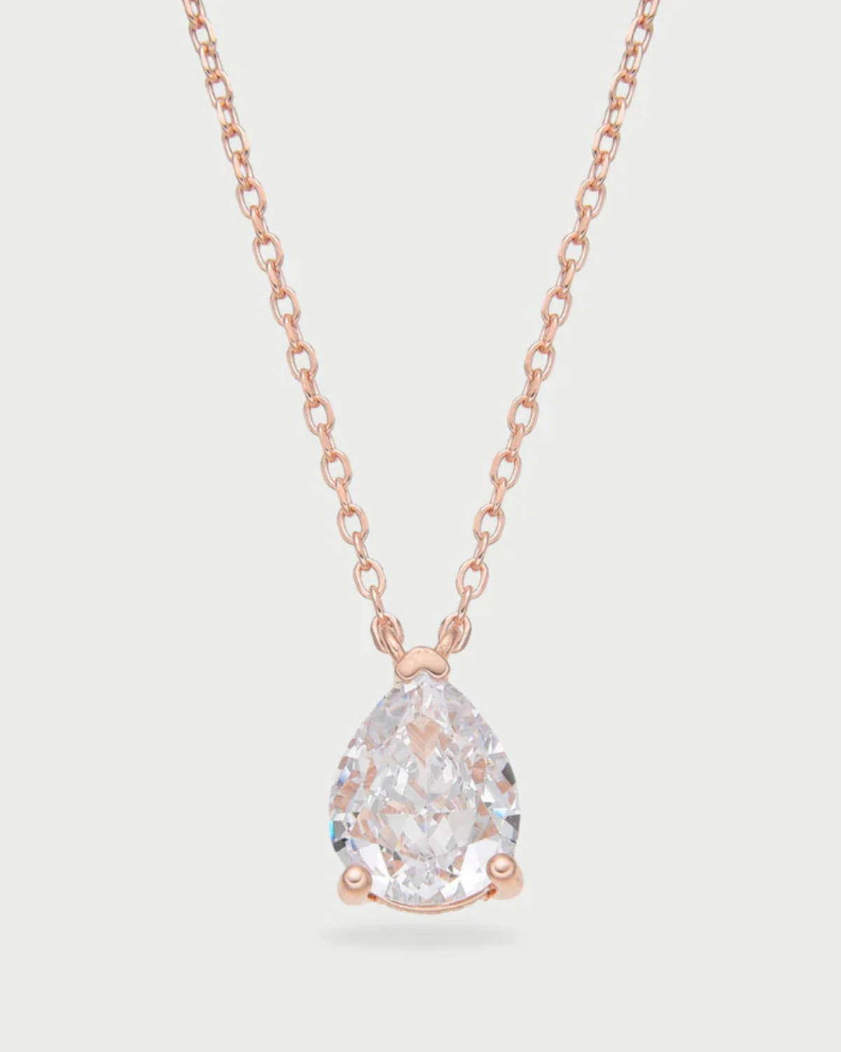 Collier Signature rose en argent 925 plaqué or 18 carats, avec pendentif délicat orné d’un zirconium taille poire accroché à une chaîne fine, design élégant et lumineux qui sublime le décolleté.