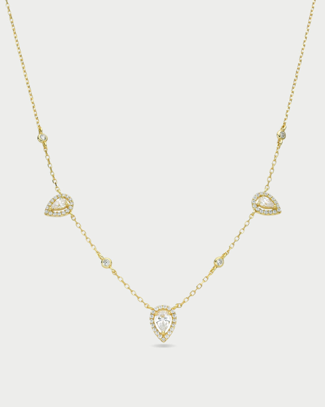 Collier Trio Infini Poire blanc en argent 925 rhodié avec trois pierres en zirconium blanc taille poire délicatement disposées sur une chaîne fine, bijou élégant et lumineux pour sublimer le décolleté