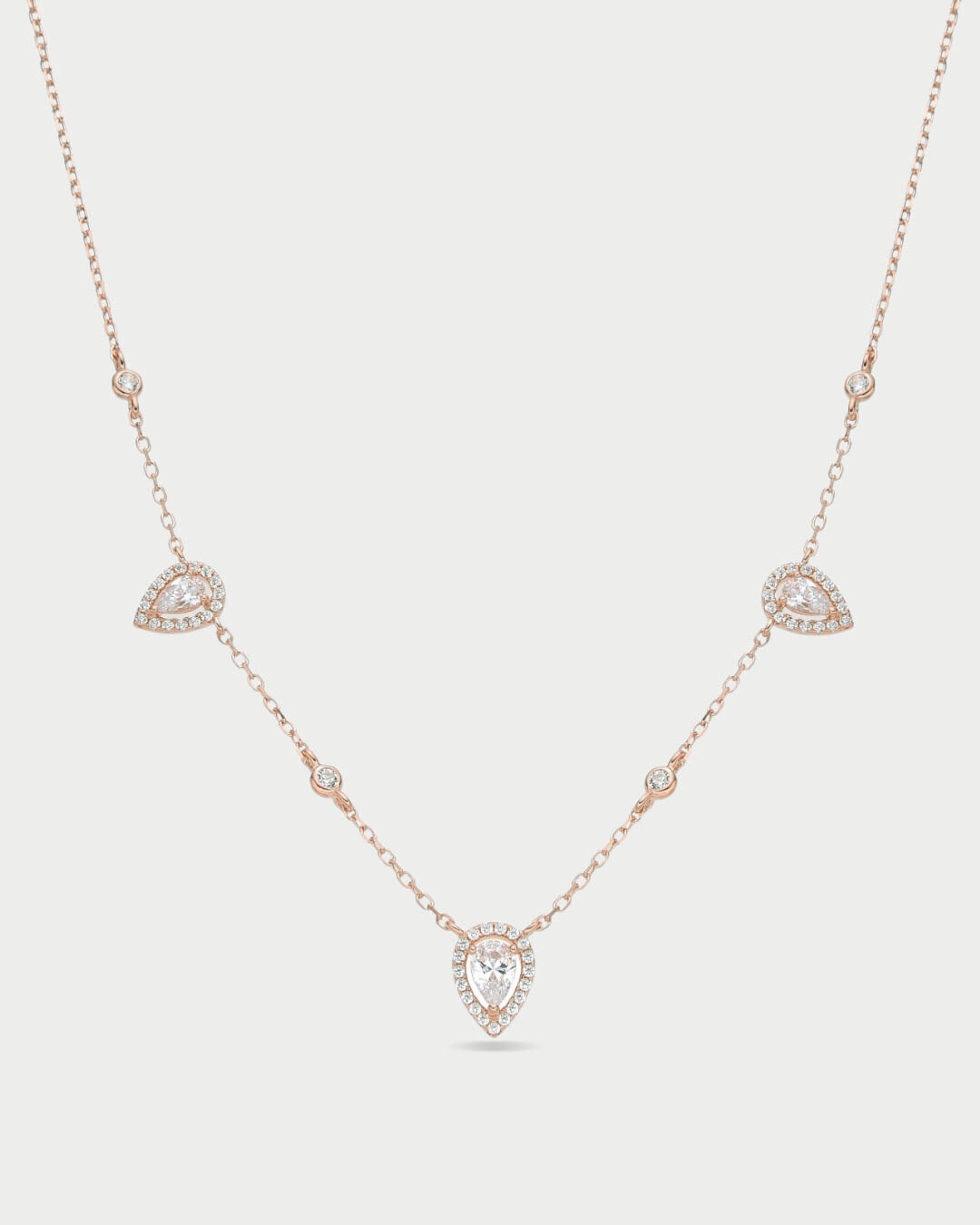 Collier Trio Infini Poire â Rose en argent 925 dorĂ© Ă lâor rose 18 carats, trois pierres en forme de poire dĂ©licatement serties, finition lumineuse rĂ©sistante Ă lâoxydation, chaĂźne fine, Ă©clat doux et Ă©lĂ©gant.
