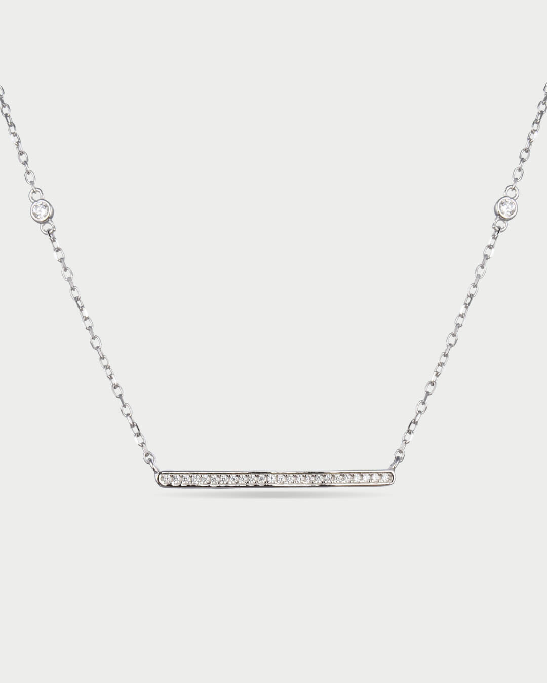 Collier Barrette Intemporel – Blanc en argent 925 rhodié, pendentif barrette à la ligne épurée délicatement sertie pour un éclat net et contemporain, finition polie brillante résistante à l’oxydation, chaîne fine ajustable, conçu pour sublimer le décolleté avec une élégance minimaliste et intemporelle, du quotidien aux occasions les plus raffinées.