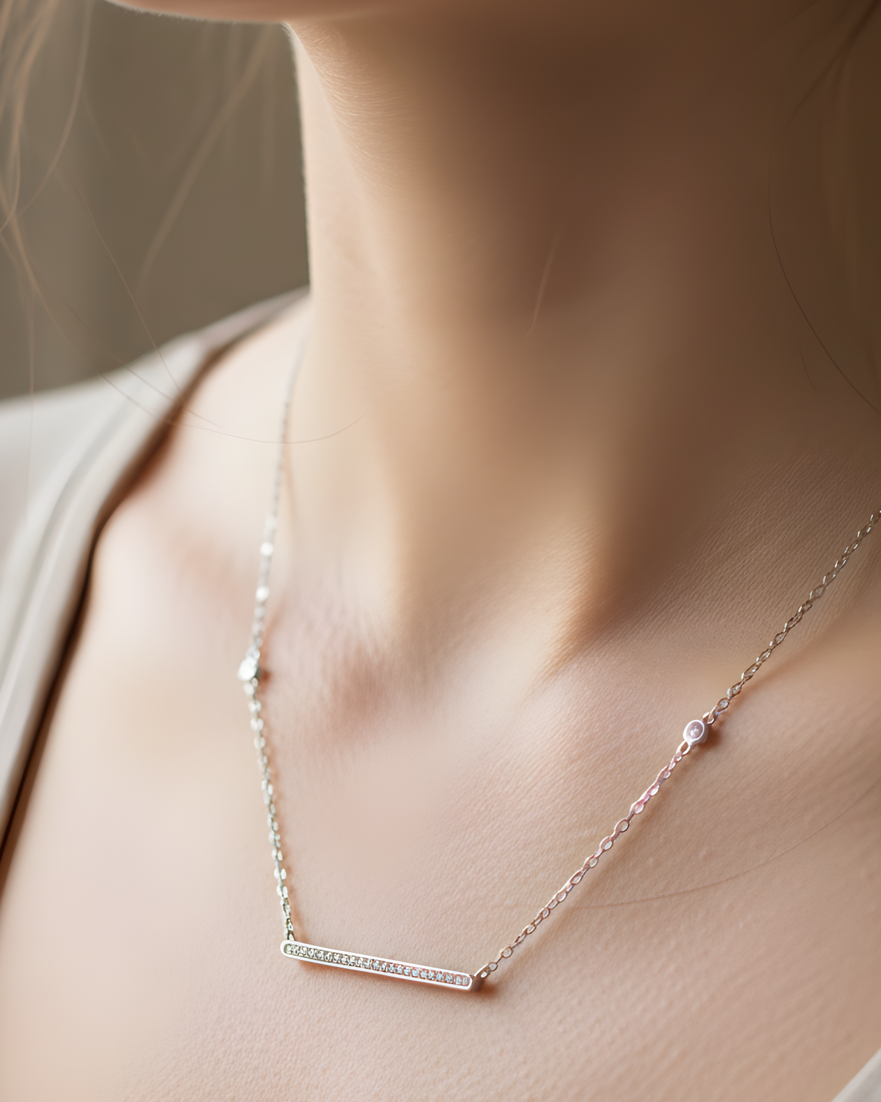 Collier Barrette Intemporel – Blanc en argent 925 rhodié, pendentif barrette à la ligne épurée délicatement sertie pour un éclat net et contemporain, finition polie brillante résistante à l’oxydation, chaîne fine ajustable, conçu pour sublimer le décolleté avec une élégance minimaliste et intemporelle, du quotidien aux occasions les plus raffinées.