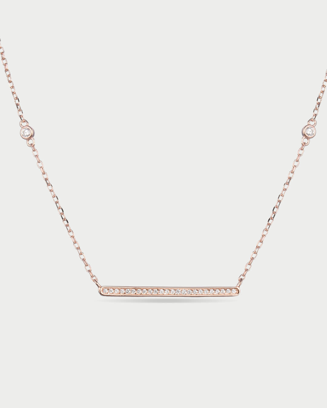 Collier Barrette Intemporel – Rose en argent 925 doré à l’or rose 18 carats, pendentif barrette à la ligne épurée délicatement sertie pour un éclat doux et raffiné, finition lumineuse résistante à l’oxydation, chaîne fine ajustable, pensé pour sublimer le décolleté avec une élégance romantique et intemporelle, du quotidien aux instants les plus précieux.