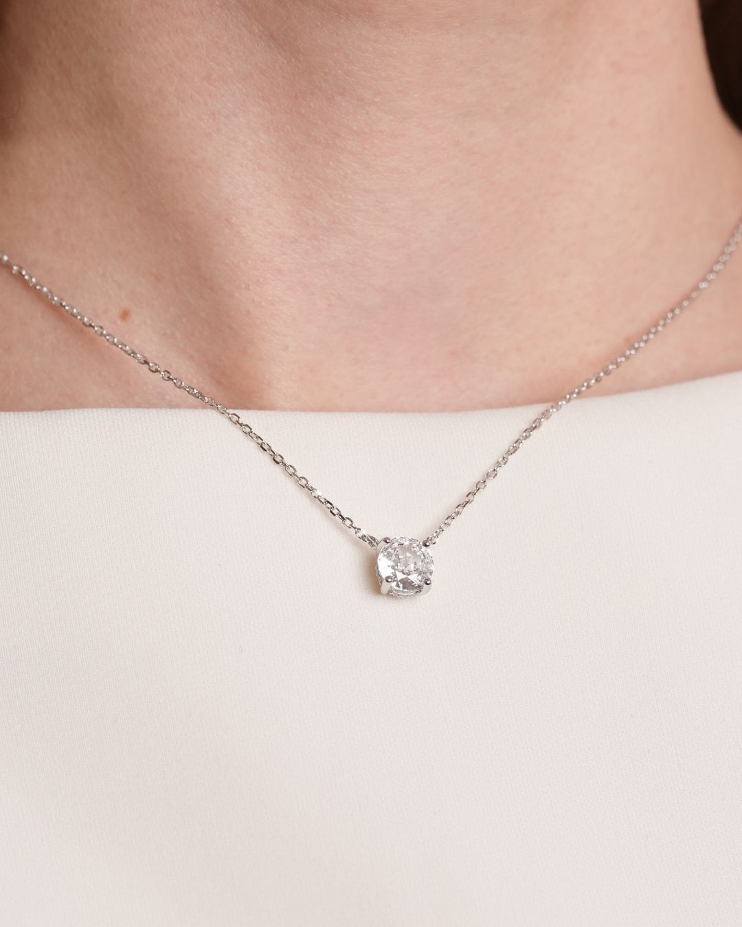 Collier « Chaîne Intemporel XL » en argent 925 rhodié, chaîne élégante agrémentée d’un zirconium multifacettes montée sur griffe, finition polie brillante.
