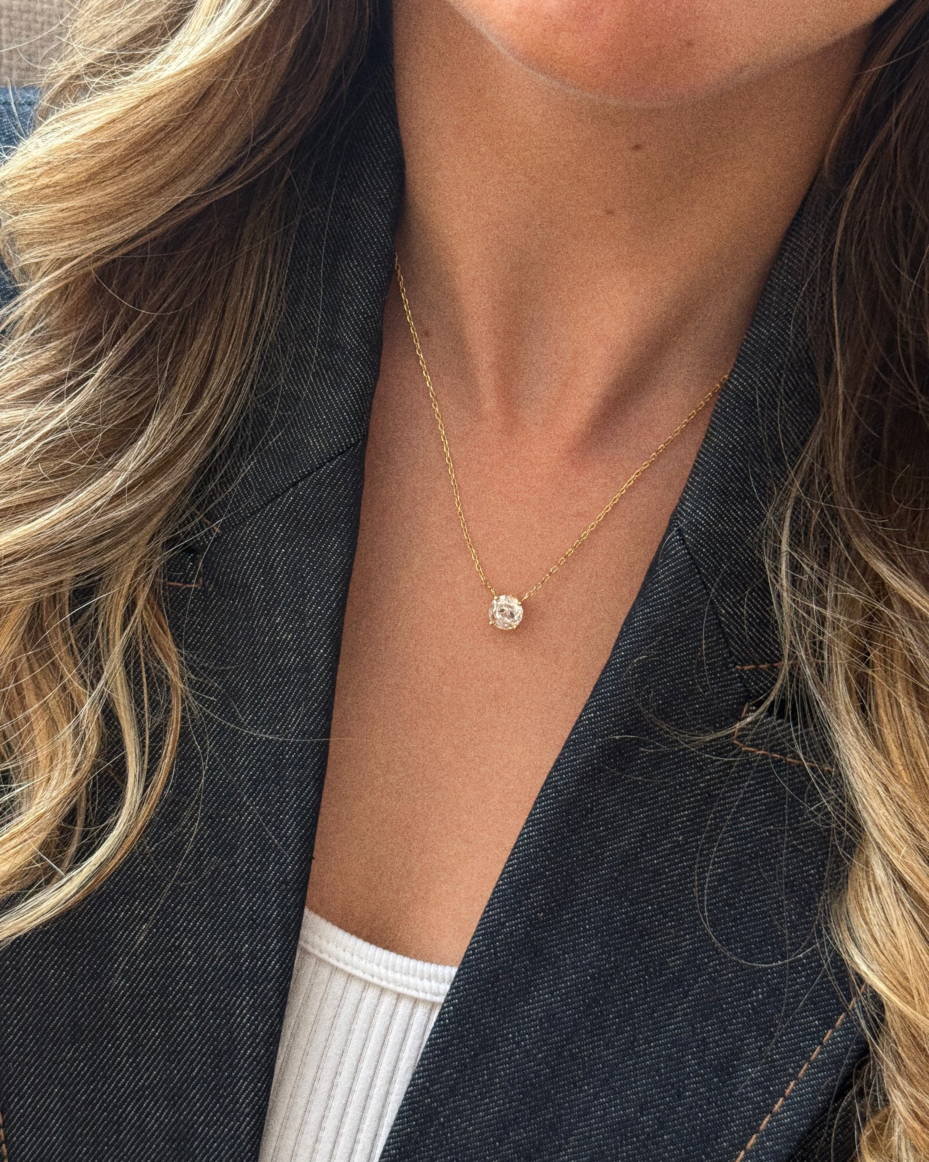 Collier « Chaîne Intemporel XL » en argent 925 doré à l’or jaune 18 carats, chaîne élégante agrémentée d’un pendentif discret en zirconium taille ronde, finition polie brillante.