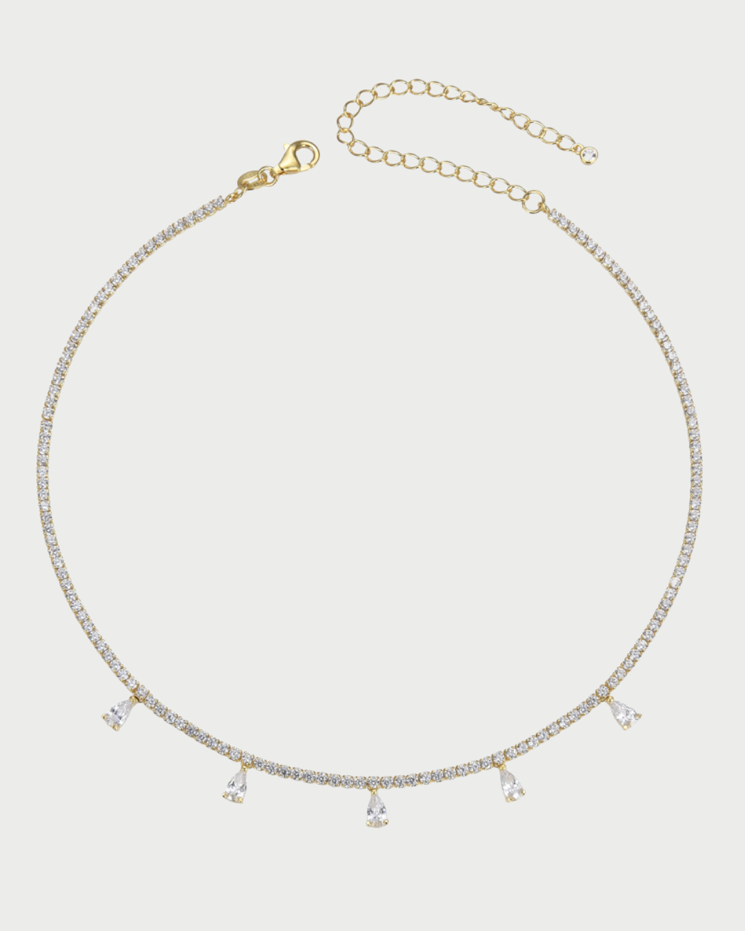 Choker « Éclat » en argent 925 doré à l’or jaune 18 carats, maille ras-cou garnie d’un rang de zirconiums taille ronde, finition polie brillante.