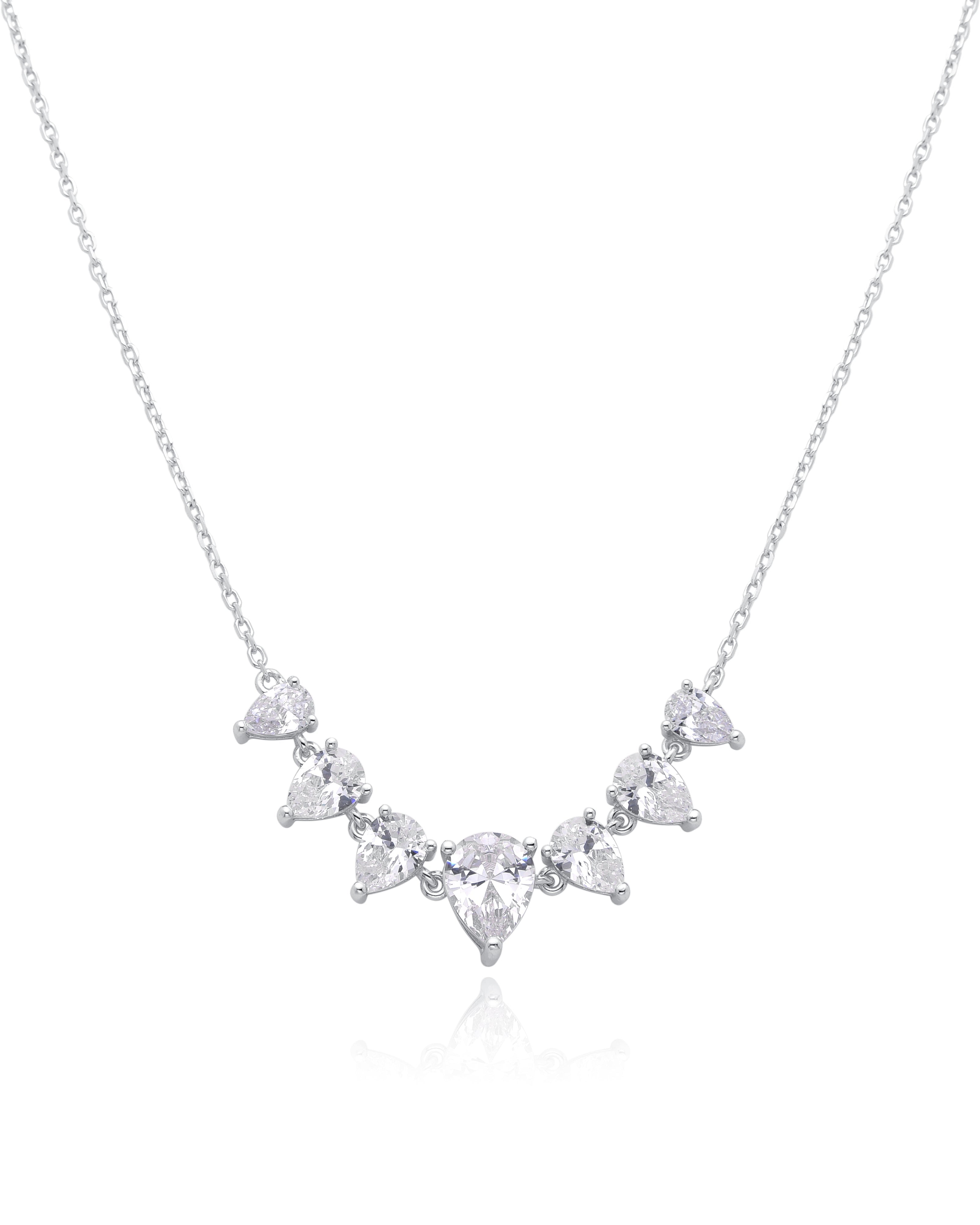 Collier « Éclats de Poire » en argent 925 rhodié, alternance de pierres blanches taille poire montées sur une chaîne fine, finition polie brillante.