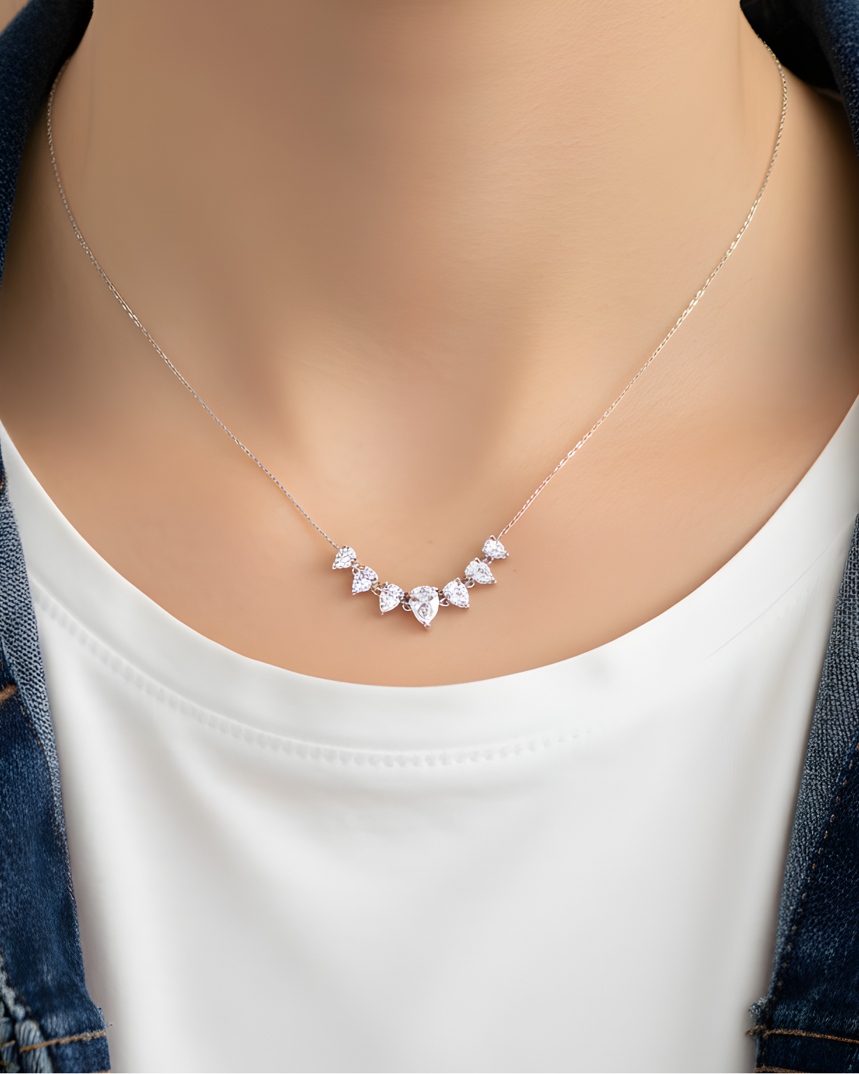 Collier « Éclats de Poire » en argent 925 rhodié, alternance de pierres blanches taille poire montées sur une chaîne fine, finition polie brillante.